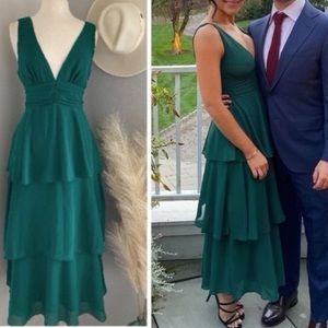 ❤️ Lulus 
Celebration Time Emerald Green Sleeveless Tiered Midi Dress